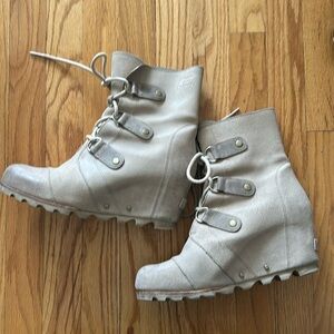 Sorel sz 9.5 Joan of arctic wedge in like tan cream color good pre owned cond